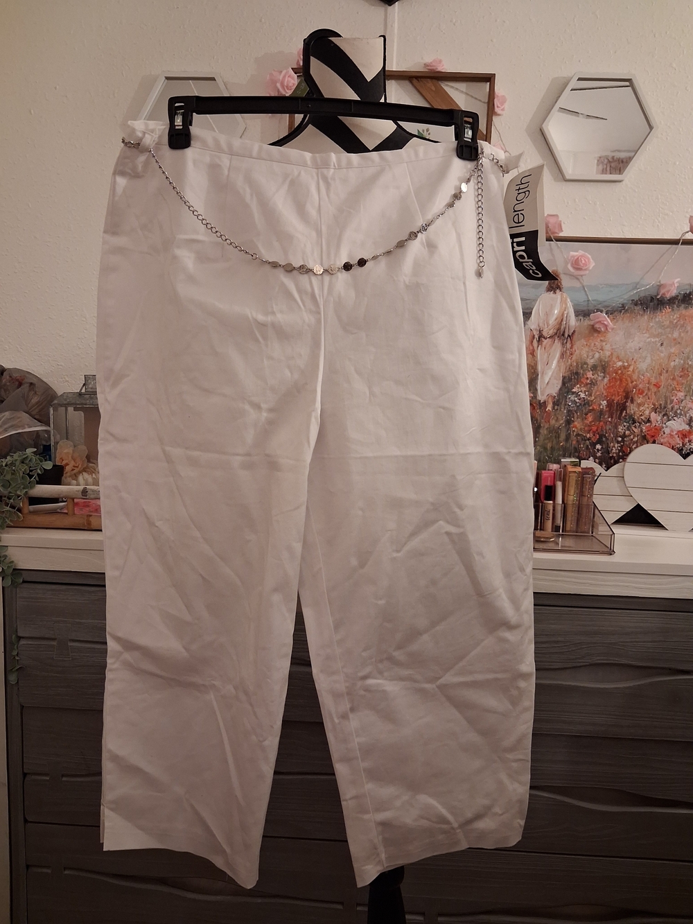Vintage Women's White High-Rise Capri Pants with Chain Accent